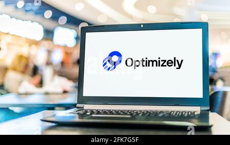 POZNAN, POL - MAR 24, 2021: Computer portatile con il logo di Optimizely, una società americana che fa la consegna progressiva e la sperimentazione di sof Foto Stock