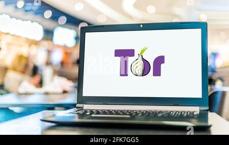 POZNAN, POL - Apr 15, 2021: Computer portatile con logo di Tor, software per la comunicazione anonima Foto Stock