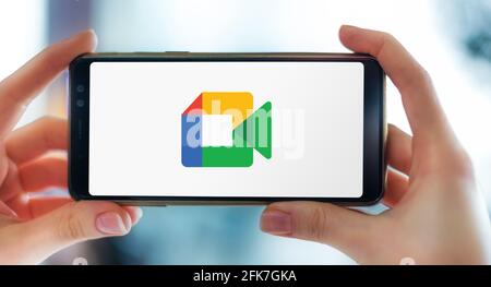 POZNAN, POL - Apr 25, 2021: Hands Holding smartphone con logo di Google Meet, un servizio di comunicazione video sviluppato da Google Foto Stock