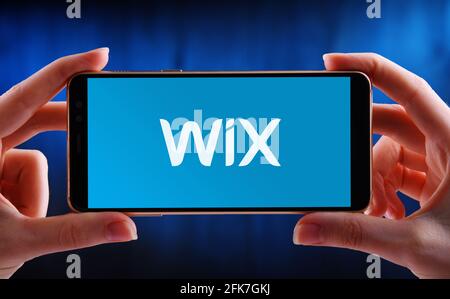 POZNAN, POL - Apr 25, 2021: Smartphone portatile con logo WiX, una società software israeliana, che fornisce servizi di sviluppo web basati su cloud Foto Stock
