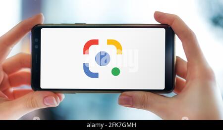POZNAN, POL - Apr 25, 2021: Smartphone con mani che mostra il logo di Google Lens, una tecnologia di riconoscimento delle immagini sviluppata da Google Foto Stock