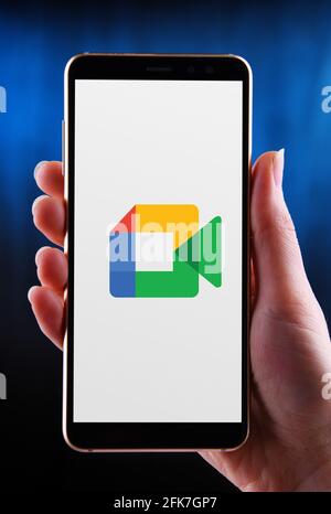 POZNAN, POL - Apr 25, 2021: Smartphone portatile che mostra il logo di Google Meet, un servizio di comunicazione video sviluppato da Google Foto Stock