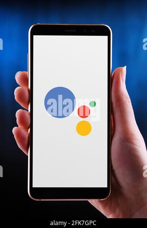 POZNAN, POL - Apr 25, 2021: Smartphone portatile che mostra il logo di Google Assistant, un assistente virtuale sviluppato con intelligenza artificiale Foto Stock