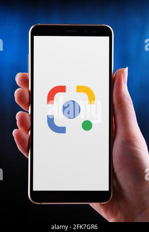 POZNAN, POL - Apr 25, 2021: Smartphone portatile con logo di Google Lens, una tecnologia di riconoscimento delle immagini sviluppata da Google Foto Stock
