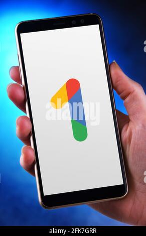 POZNAN, POL - Apr 25, 2021: Smartphone portatile che mostra il logo di Google One, un servizio di abbonamento sviluppato da Google che offre clo ampliato Foto Stock