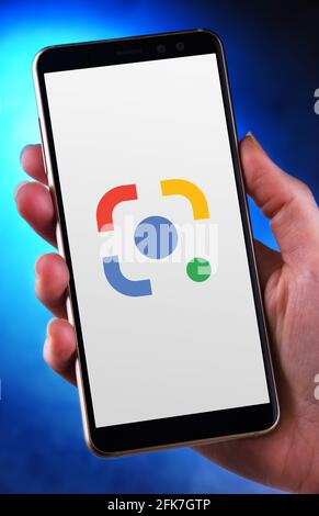 POZNAN, POL - Apr 25, 2021: Smartphone portatile con logo di Google Lens, una tecnologia di riconoscimento delle immagini sviluppata da Google Foto Stock