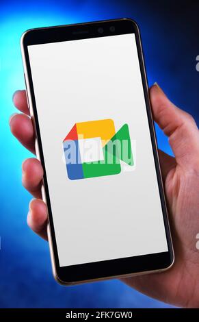 POZNAN, POL - Apr 25, 2021: Smartphone portatile che mostra il logo di Google Meet, un servizio di comunicazione video sviluppato da Google Foto Stock