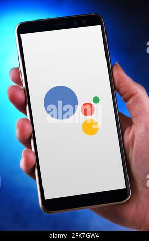 POZNAN, POL - Apr 25, 2021: Smartphone portatile che mostra il logo di Google Assistant, un assistente virtuale sviluppato con intelligenza artificiale Foto Stock