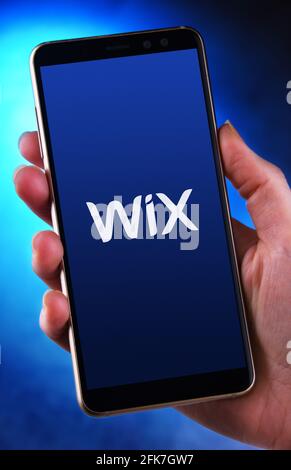 POZNAN, POL - Apr 25, 2021: Smartphone portatile con logo WiX, una società software israeliana, che fornisce servizi di sviluppo web basati su cloud Foto Stock