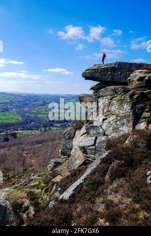 Escursionista femminile su Curbar Edge, Peak District, National Park, Derbyshire, Foto Stock