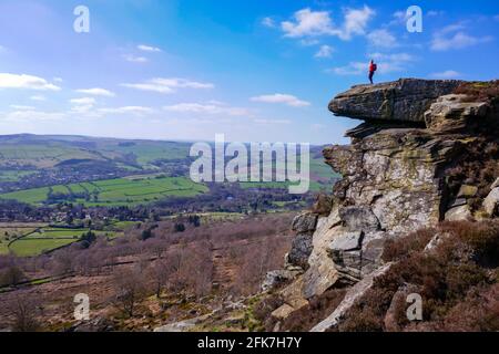 Escursionista femminile su Curbar Edge, Peak District, National Park, Derbyshire, Foto Stock