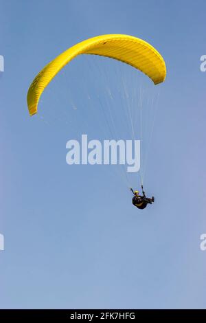 Parapendio che vola in un cielo azzurro limpido una giornata di sole Foto Stock
