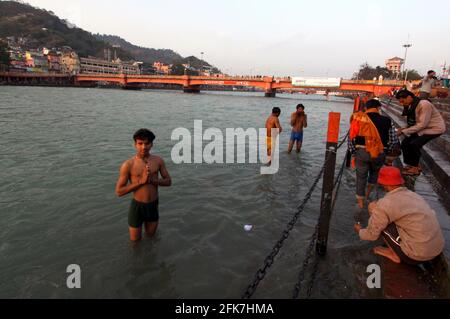 India, Uttarakhand, Haridwar. Il pellegrinaggio di Kumbh Mela. Pellegrini che nuotano nel fiume Gange Foto Stock