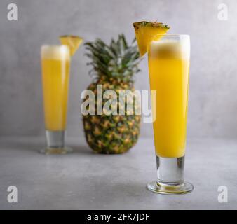 Succo di frutta fresco su un bicchiere, succo di ananas Foto Stock
