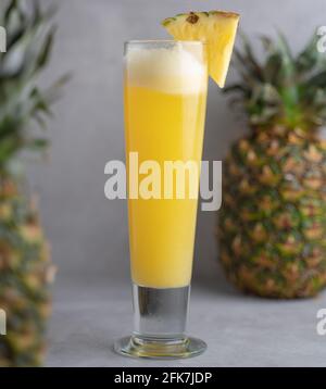 Succo di frutta fresco su un bicchiere, succo di ananas Foto Stock
