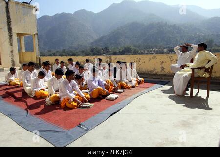 India, Uttarakhand, Rishikesh, Sadhu praticanti di yoga (yogi) Foto Stock