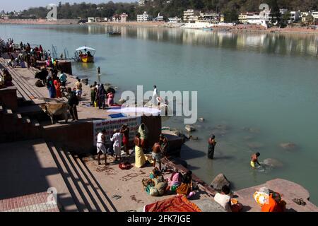 India, Uttarakhand, Rishikesh, pellegrini bagnano nel fiume Gange Foto Stock