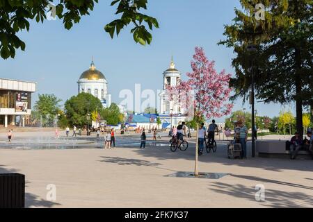 Cattedrale di Pokrovsky a Voronezh nella primavera del 08 maggio 2019. Fontana in Piazza Pokrovskaya con un arcobaleno e persone. Viaggia verso la Russia centrale. Auto Foto Stock