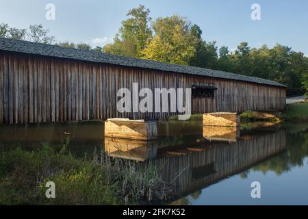 Watson Mill Bridge - Contea di Olgethorpe, Georgia.. Luci nel tardo pomeriggio sul Watson Mill Bridge e sul South Fork Broad River. Watson Mill Bridge state Foto Stock