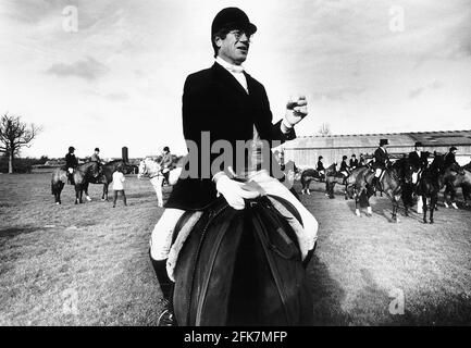 Roger Scruton Equitazione saddled in su pronto per cavalcare con La vale del Cavallo Bianco HuntDbase Foto Stock