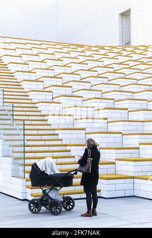 Billund, Danimarca - 30 ottobre 2017: L'edificio Lego House a Billund e una donna con passeggino Foto Stock