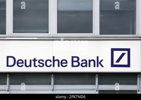 Berlino, Germania - 12 luglio 2020: Logo Deutsche Bank su un muro. Deutsche Bank è una società tedesca di servizi bancari e finanziari a livello mondiale Foto Stock