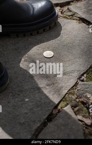 Ho perso e trovato denaro. Primo piano di due euro di moneta sul terreno. Foto Stock