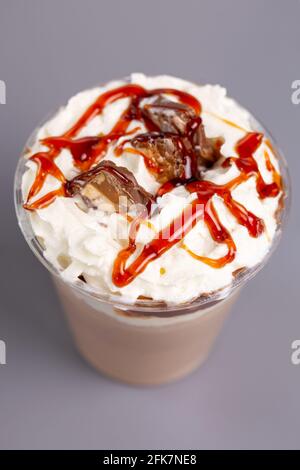 Cocktail di latte dolce con caramello e cioccolato dall'alto. Foto Stock