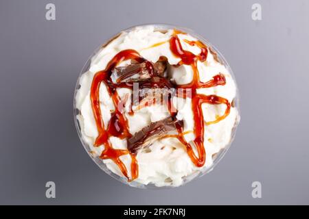 Cocktail di latte dolce con caramello e cioccolato dall'alto. Foto Stock