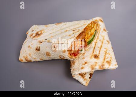 doners in pita pane in un taglio su uno sfondo grigio. Foto Stock