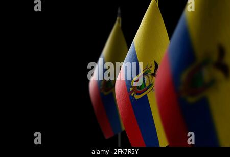 Piccole bandiere nazionali dell'Ecuador su sfondo nero Foto Stock