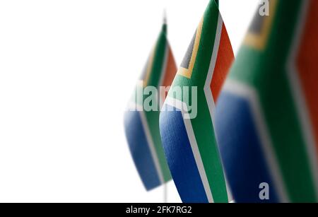 Piccole bandiere nazionali del Sud Africa su un bianco sfondo Foto Stock