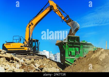 Escavatore e macchina rasatrice in cantiere. Foto Stock