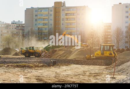 Escavatore e macchina rasatrice in cantiere. Foto Stock