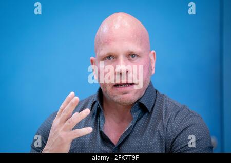 Berlino, Germania. 29 Apr 2021. Ricardo Lange, infermiera di cure intensive, parla durante una conferenza stampa su ulteriori sviluppi della pandemia di Corona. Credit: Kay Nietfeld/dpa/Alamy Live News Foto Stock