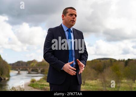 Coldstream, Scozia, Regno Unito. 29 aprile 2021. Douglas Ross, leader del partito conservatore scozzese, si pronuncia a Coldstream nei confini scozzesi chiedendo agli elettori pro-Regno Unito di utilizzare i voti della lista dei partiti di pesca per salvare la ripresa della Scozia e fermare un altro referendum. PIC; Douglas Ross incontra i supporti e i media all'Henderson Park di Coldstream, che si trova sul confine tra Scozia e Inghilterra. Iain Masterton/Alamy Live News Foto Stock