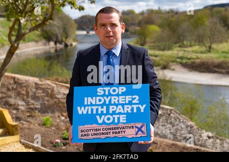 Coldstream, Scozia, Regno Unito. 29 aprile 2021. Douglas Ross, leader del partito conservatore scozzese, si pronuncia a Coldstream nei confini scozzesi chiedendo agli elettori pro-Regno Unito di utilizzare i voti della lista dei partiti di pesca per salvare la ripresa della Scozia e fermare un altro referendum. PIC; Douglas Ross incontra i supporti e i media all'Henderson Park di Coldstream, che si trova sul confine tra Scozia e Inghilterra. Iain Masterton/Alamy Live News Foto Stock