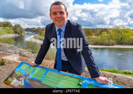 Coldstream, Scozia, Regno Unito. 29 aprile 2021. Douglas Ross, leader del partito conservatore scozzese, si pronuncia a Coldstream nei confini scozzesi chiedendo agli elettori pro-Regno Unito di utilizzare i voti della lista dei partiti di pesca per salvare la ripresa della Scozia e fermare un altro referendum. PIC; Douglas Ross incontra i supporti e i media all'Henderson Park di Coldstream, che si trova sul confine tra Scozia e Inghilterra. Iain Masterton/Alamy Live News Foto Stock