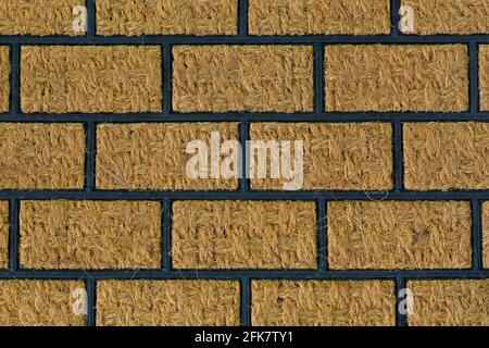 Raschietto per scarpe per esterni, tappetino in fibra di cocco. Texture closeup di tappeto tappeto naturale con gomma nera per frusta scarpe Foto Stock