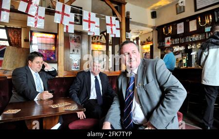 LE ELEZIONI EUROPEE SONO CARATTERIZZATE DA PAROLE BRUNE DI JONATHAN. DEREK ADAMS 51 PUB PADRONE DI CASA CON IL LEADER BNP NICK GRIFFIN (A SINISTRA) NEL PUB ACE OF DIAMONDS A MANCHESTER. 14/5/09. IMMAGINE DAVID ASHDOWN Foto Stock