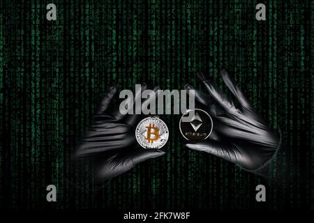 Mani in un guanti neri che tengono la moneta di Bitcoin e di Ethereum. Hacker internazionale sta cercando di acciaio la vostra crypto currencys. Sicurezza Blockchain. Ladro con notebook sta hacking governi computer. Attacchi di phishing. Foto Stock