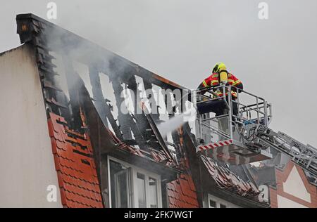 Demmin, Germania. 29 Apr 2021. Il reparto vigili del fuoco cerca di spegnere l'incendio di un edificio residenziale e commerciale. Secondo il portavoce della polizia, tutti i residenti sono stati in grado di lasciare la casa in tempo o sono stati condotti fuori. Credit: Bernd Wüstneck/dpa-Zentralbild/ZB/dpa/Alamy Live News Foto Stock