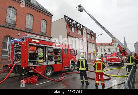 Demmin, Germania. 29 Apr 2021. Il dipartimento dei vigili del fuoco sta cercando di spegnere l'incendio di un edificio residenziale e commerciale con un'attività su larga scala. Secondo il portavoce della polizia, tutti i residenti sono stati in grado di lasciare la casa in tempo o sono stati condotti fuori. Credit: Bernd Wüstneck/dpa-Zentralbild/ZB/dpa/Alamy Live News Foto Stock