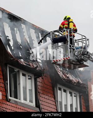 Demmin, Germania. 29 Apr 2021. Il reparto vigili del fuoco cerca di spegnere l'incendio di un edificio residenziale e commerciale. Secondo il portavoce della polizia, tutti i residenti sono stati in grado di lasciare la casa in tempo o sono stati condotti fuori. Credit: Bernd Wüstneck/dpa-Zentralbild/ZB/dpa/Alamy Live News Foto Stock