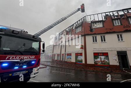 Demmin, Germania. 29 Apr 2021. Il reparto vigili del fuoco cerca di spegnere l'incendio di un edificio residenziale e commerciale. Secondo il portavoce della polizia, tutti i residenti sono stati in grado di lasciare la casa in tempo o sono stati condotti fuori. Credit: Bernd Wüstneck/dpa-Zentralbild/ZB/dpa/Alamy Live News Foto Stock