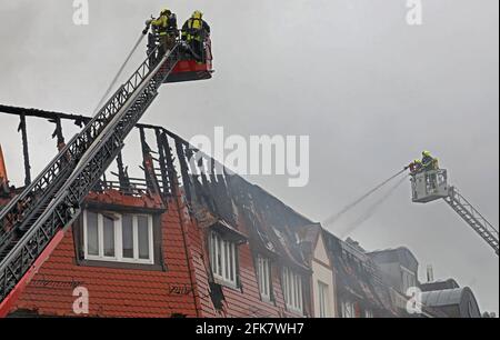 Demmin, Germania. 29 Apr 2021. Il reparto vigili del fuoco cerca di spegnere l'incendio di un edificio residenziale e commerciale. Secondo il portavoce della polizia, tutti i residenti sono stati in grado di lasciare la casa in tempo o sono stati condotti fuori. Credit: Bernd Wüstneck/dpa-Zentralbild/ZB/dpa/Alamy Live News Foto Stock