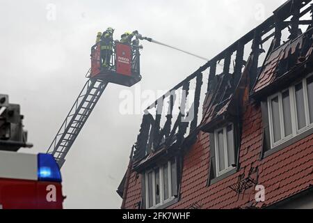 Demmin, Germania. 29 Apr 2021. Il reparto vigili del fuoco cerca di spegnere l'incendio di un edificio residenziale e commerciale. Secondo il portavoce della polizia, tutti i residenti sono stati in grado di lasciare la casa in tempo o sono stati condotti fuori. Credit: Bernd Wüstneck/dpa-Zentralbild/ZB/dpa/Alamy Live News Foto Stock