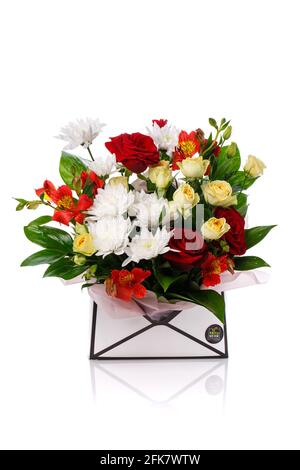 Bel bouquet con fiori diversi su sfondo bianco. Foto Stock