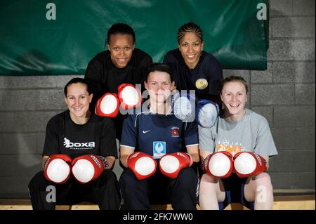Boxing della donna per le Olimpiadi di Londra. BACK ROW L-R NATASHA JONAS, HANNA BEHANNAH, FROUNT L-R LUCY O'CONNOR, SAVANNAH MARSHAL E SHARON HOLFORD. 3/8/09. IMMAGINE DAVID ASHDOWN Foto Stock