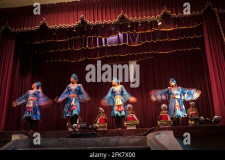 Kandy, Sri Lanka: Un gruppo di attori e musicisti della Kandyan Arts Association in abito tradizionale esegue danze sul palco Foto Stock